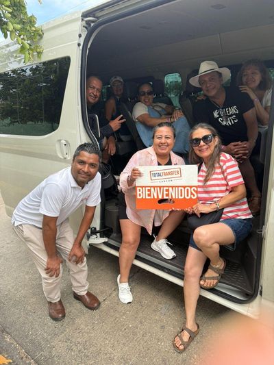 Couple on vacation with Total Transfer Cancun
